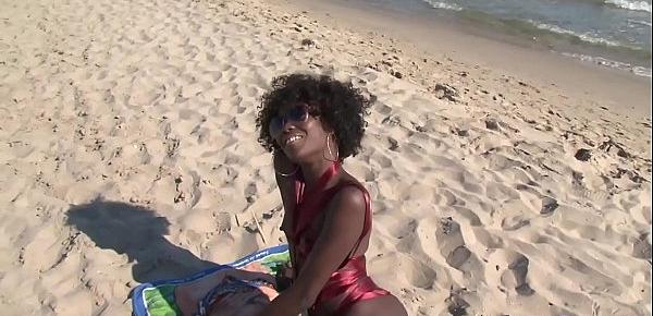  Ils baisent sur une plage nudiste [Full Video]